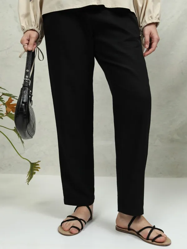 Tokyo Talkies Women Black Solid Tapered Fit Casual Trouser