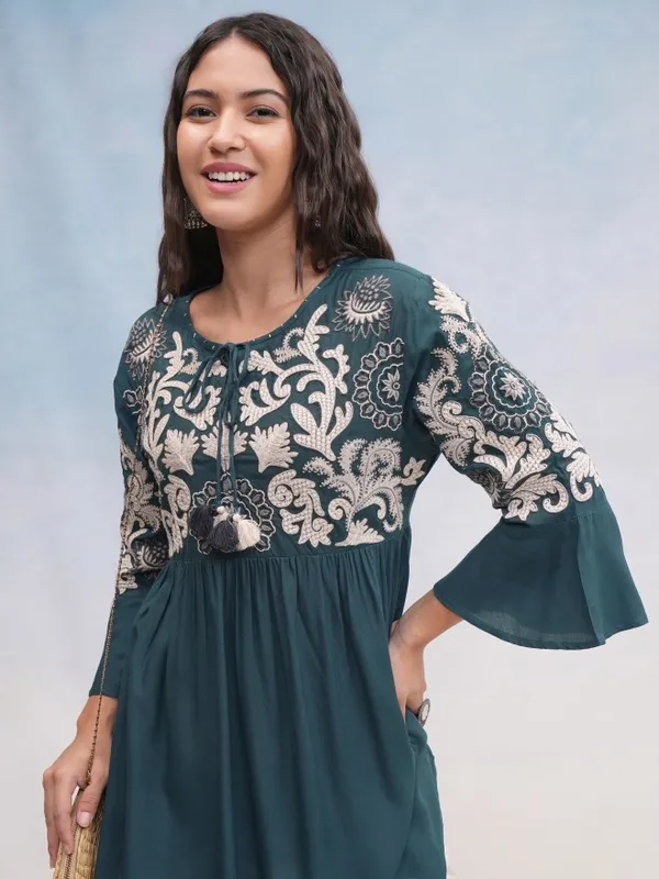 Vishudh Women Teal Embroidered Top