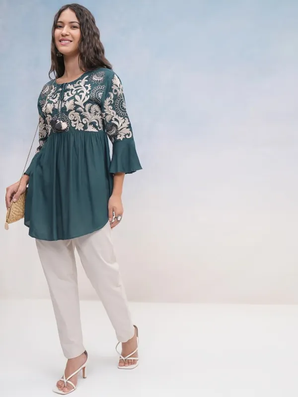 Vishudh Women Teal Embroidered Top