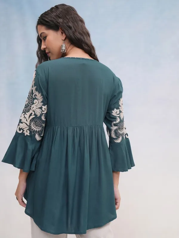 Vishudh Women Teal Embroidered Top