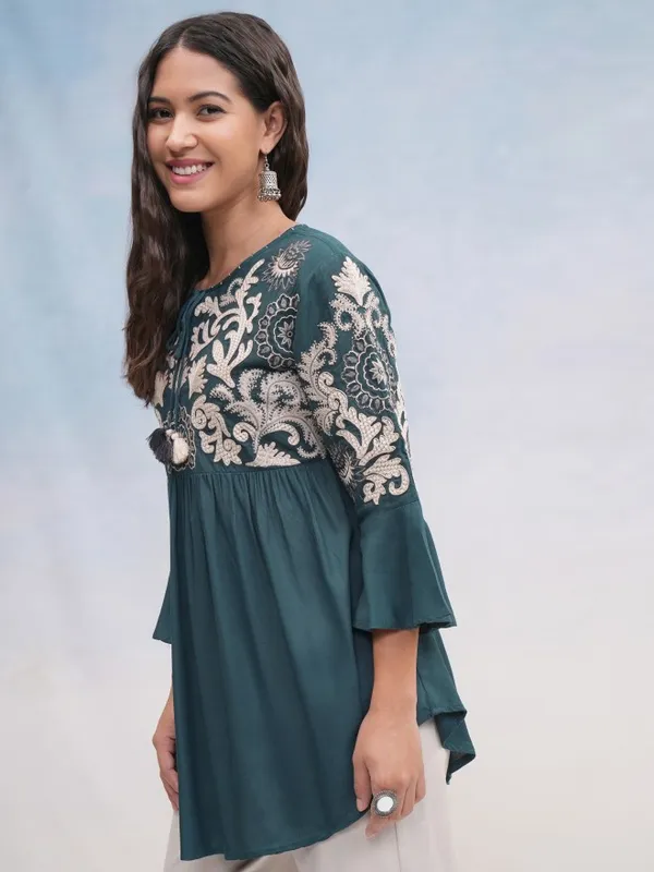 Vishudh Women Teal Embroidered Top
