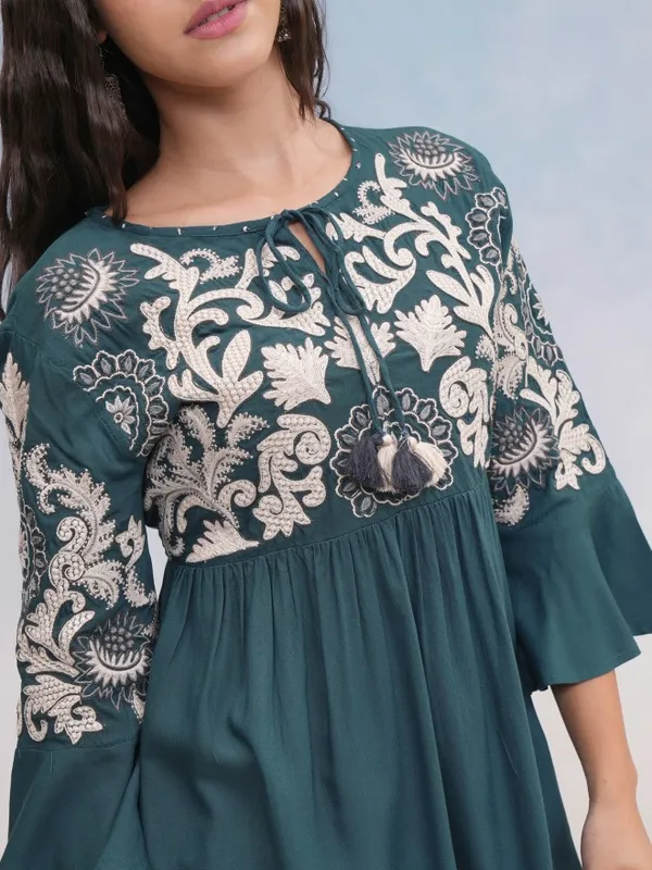Vishudh Women Teal Embroidered Top