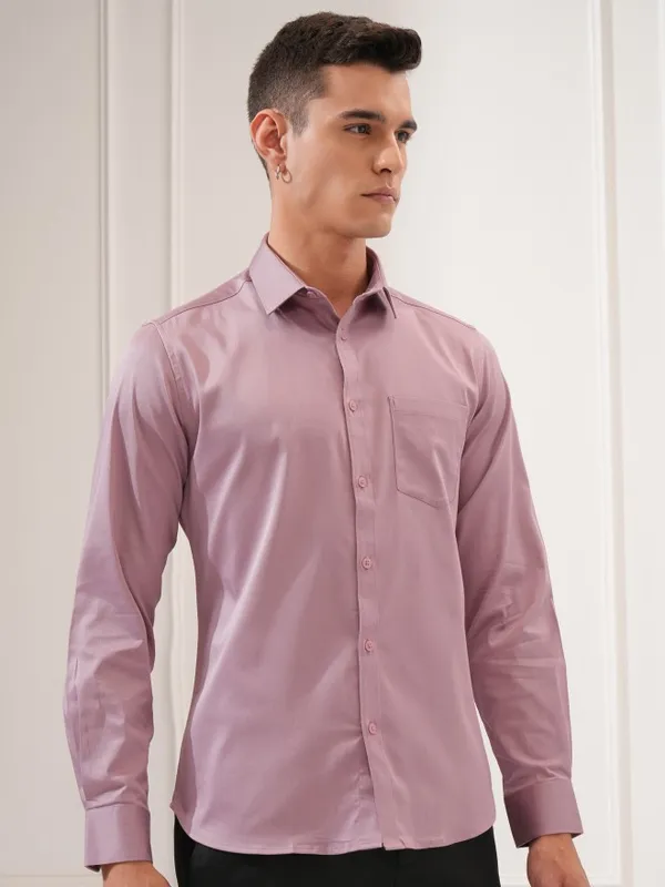 Highlander Men Mauve Solid Slim Fit Casual Shirt