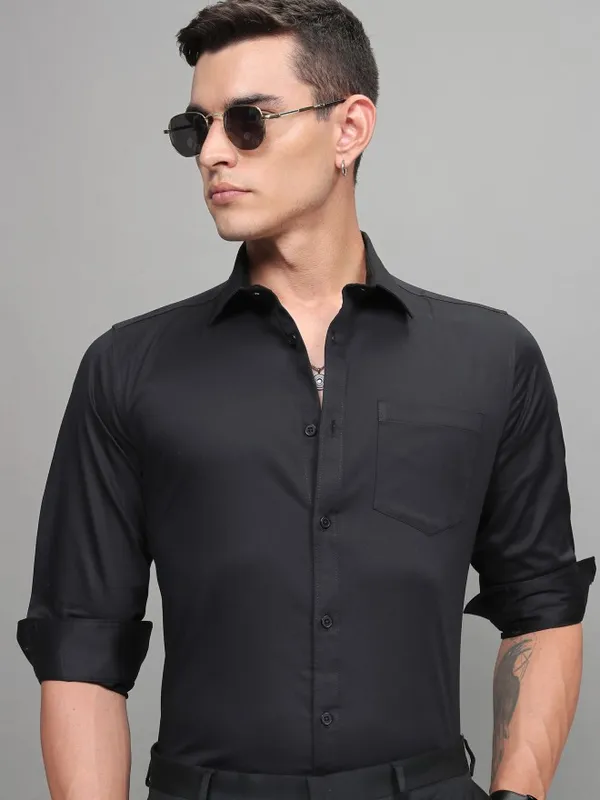 Highlander Men Black Solid Slim Fit Casual Shirt