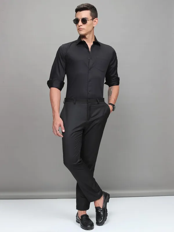 Highlander Men Black Solid Slim Fit Casual Shirt