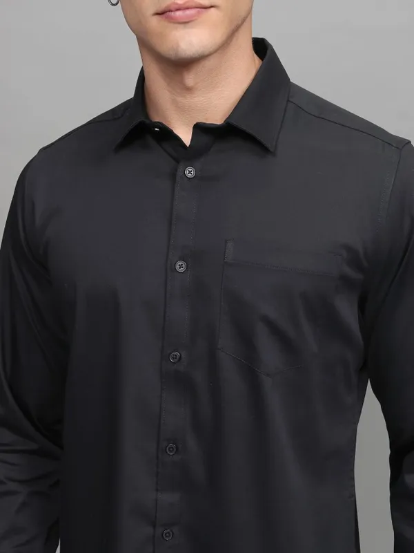 Highlander Men Black Solid Slim Fit Casual Shirt
