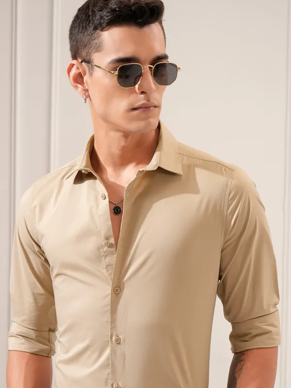 Highlander Men Beige Solid Slim Fit Casual Shirt