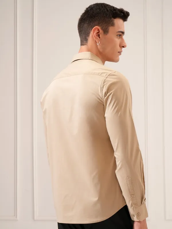 Highlander Men Beige Solid Slim Fit Casual Shirt