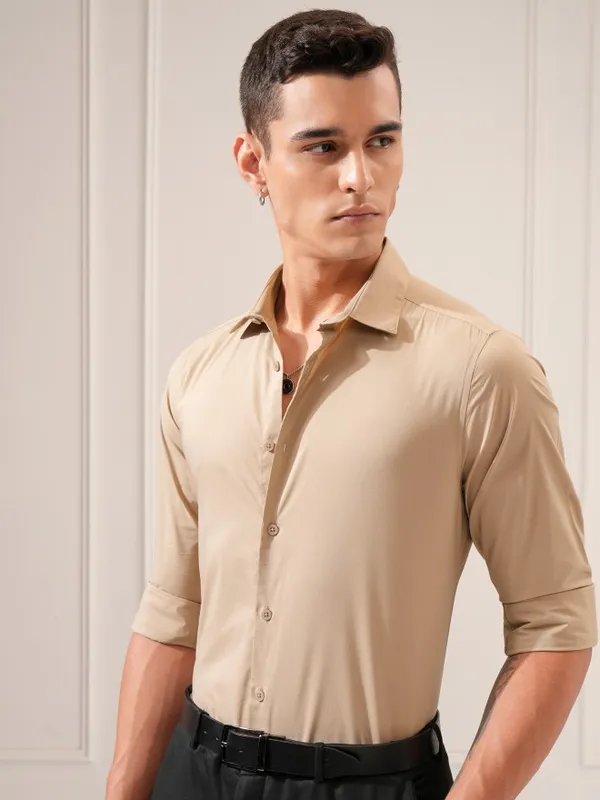 Highlander Men Beige Solid Slim Fit Casual Shirt