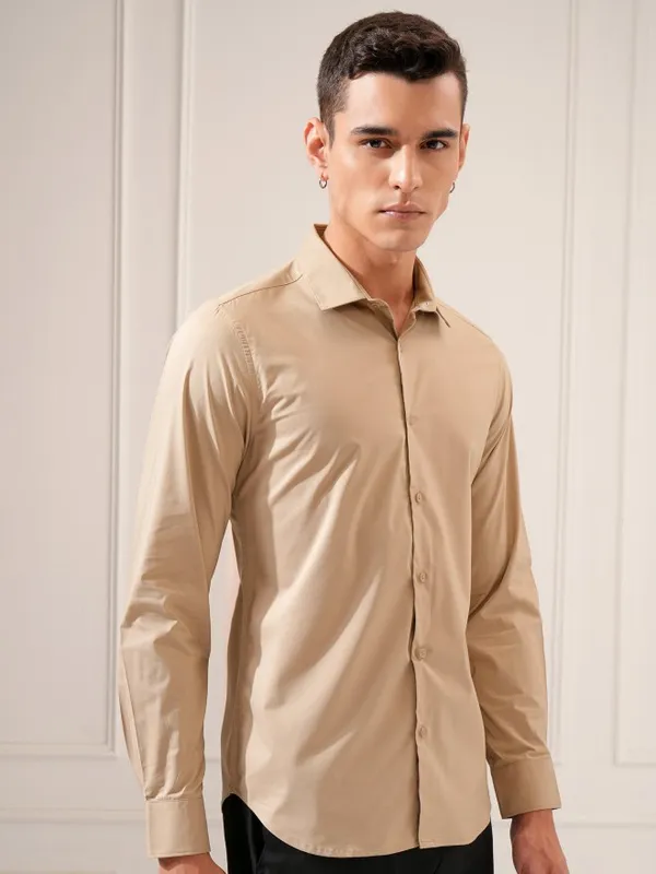 Highlander Men Beige Solid Slim Fit Casual Shirt