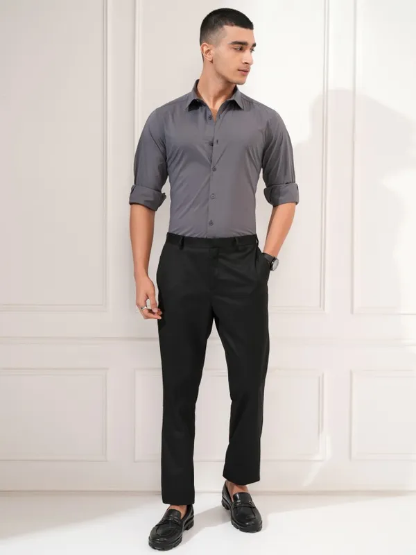 Highlander Men Grey Solid Slim Fit Casual Shirt