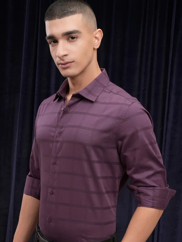 Highlander Men Purple Solid Slim Fit Casual Shirt