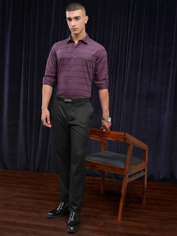 Highlander Men Purple Solid Slim Fit Casual Shirt