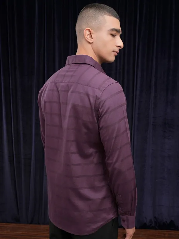Highlander Men Purple Solid Slim Fit Casual Shirt