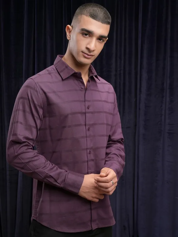 Highlander Men Purple Solid Slim Fit Casual Shirt