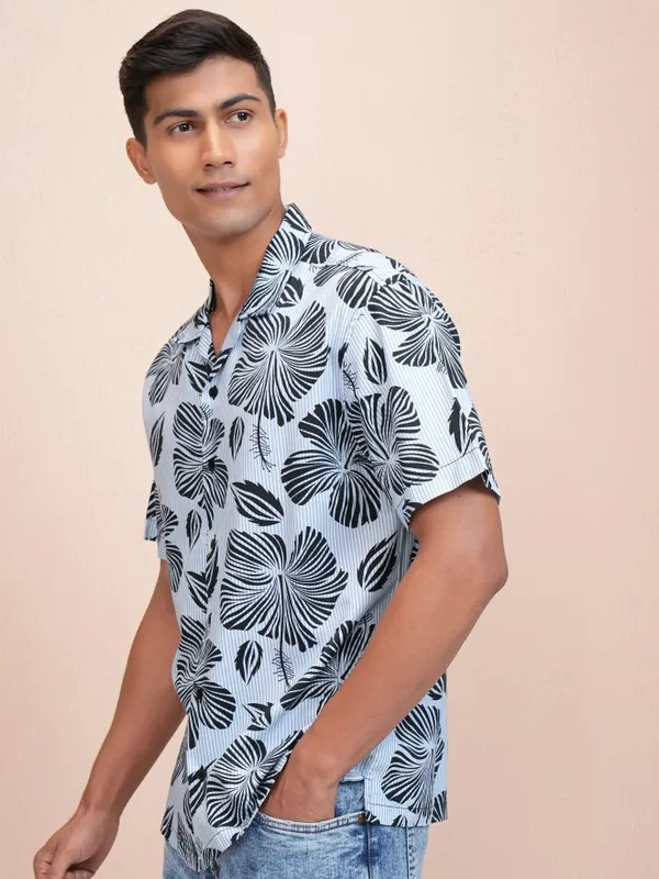 Locomotive Men Blue Printed Relaxed Fit Casual Shirt
