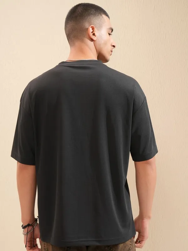 Highlander Men Black Solid Round Neck Oversized Fit T-Shirt