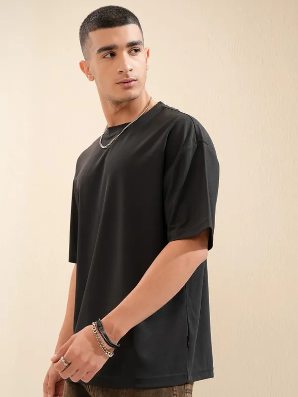 Highlander Men Black Solid Round Neck Oversized Fit T-Shirt