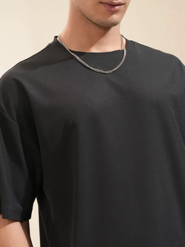 Highlander Men Black Solid Round Neck Oversized Fit T-Shirt