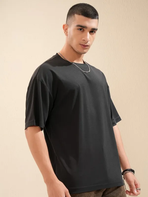 Highlander Men Black Solid Round Neck Oversized Fit T-Shirt