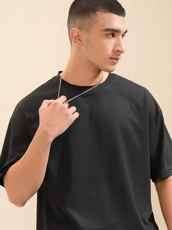 Men Solid Round Neck Oversized Fit T-Shirt