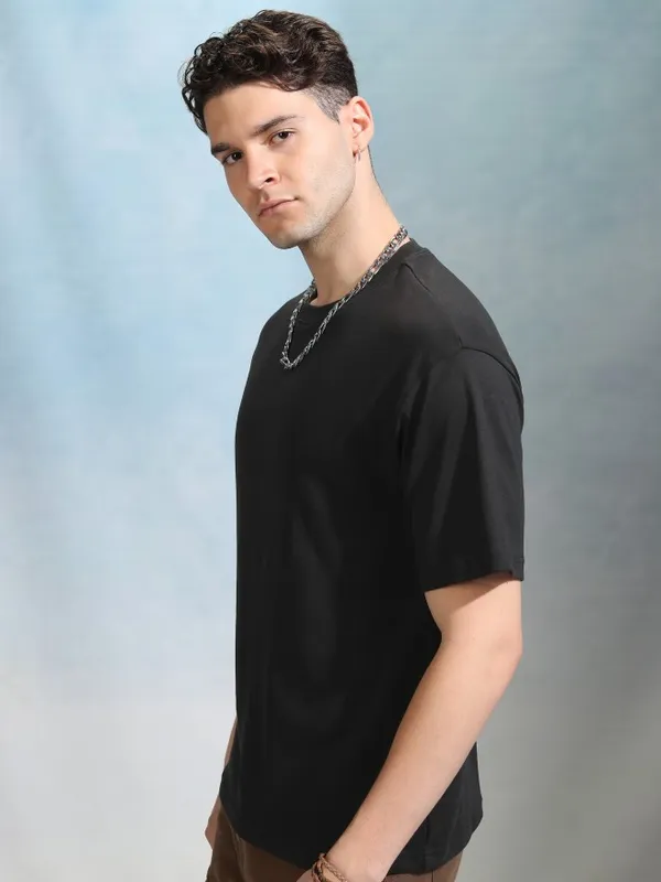 Men Solid Round Neck Relaxed Fit T-Shirt