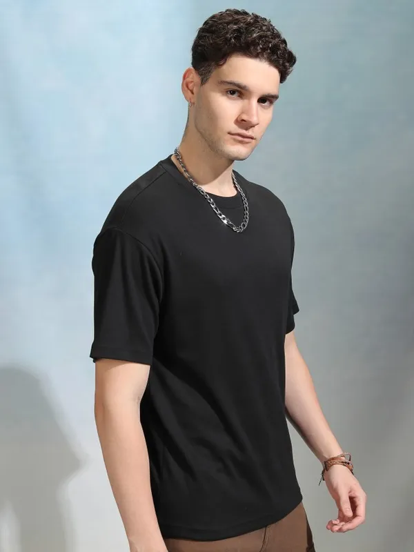 Men Solid Round Neck Relaxed Fit T-Shirt