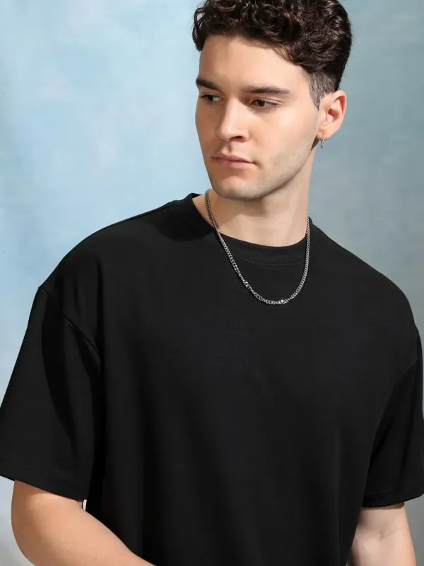 Highlander Men Black Solid Round Neck Oversized Fit T-Shirt