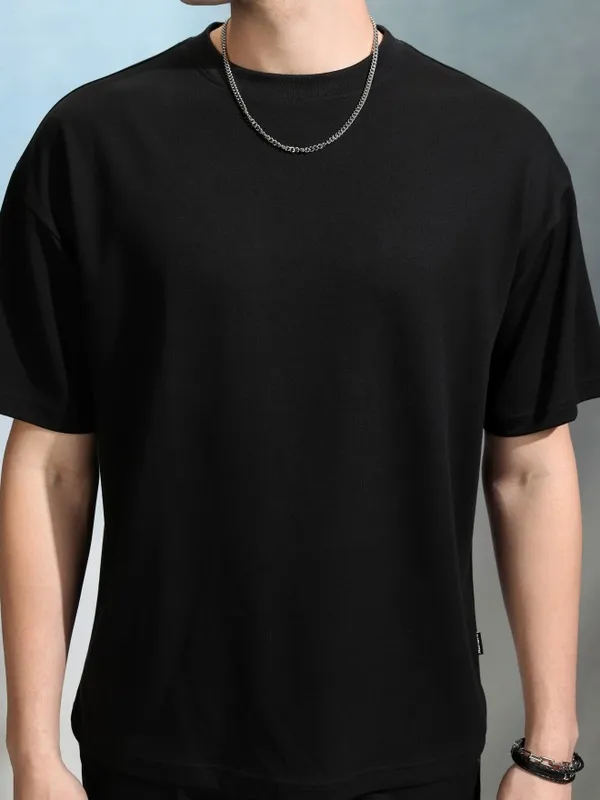 Highlander Men Black Solid Round Neck Oversized Fit T-Shirt