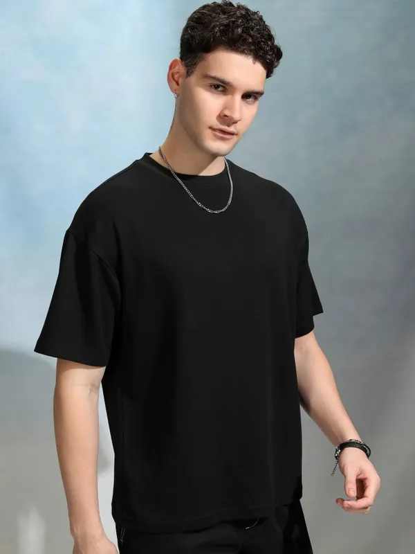 Highlander Men Black Solid Round Neck Oversized Fit T-Shirt