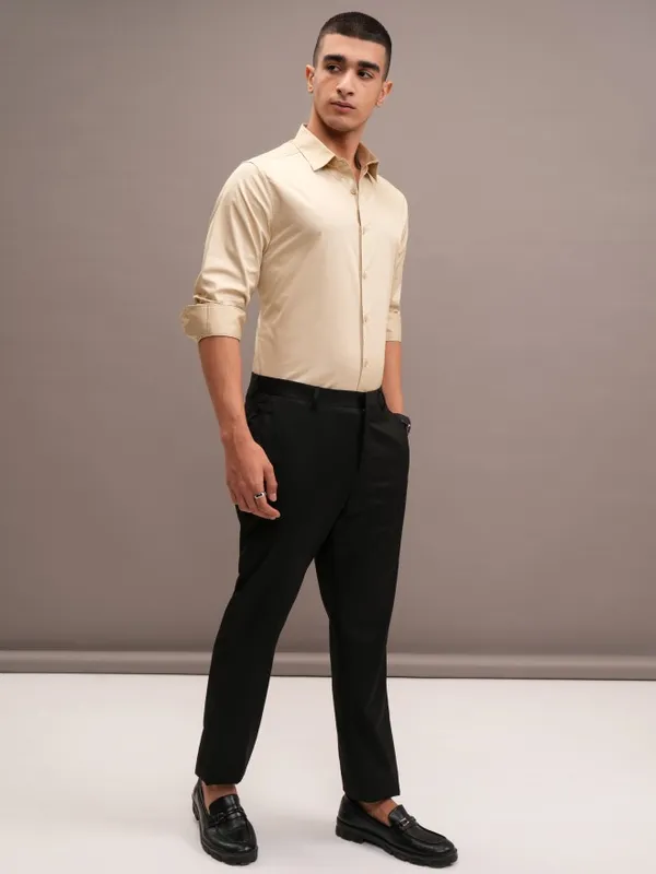Highlander Men Beige Solid Slim Fit Casual Shirt