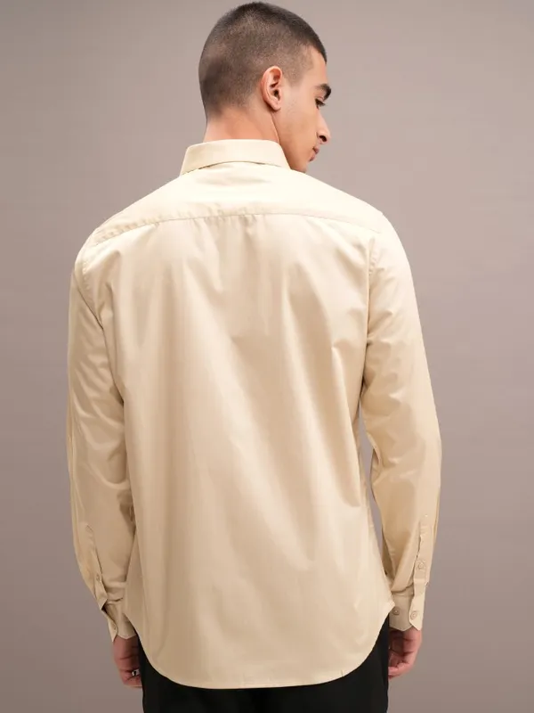 Highlander Men Beige Solid Slim Fit Casual Shirt