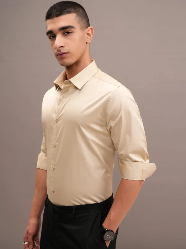 Highlander Men Beige Solid Slim Fit Casual Shirt