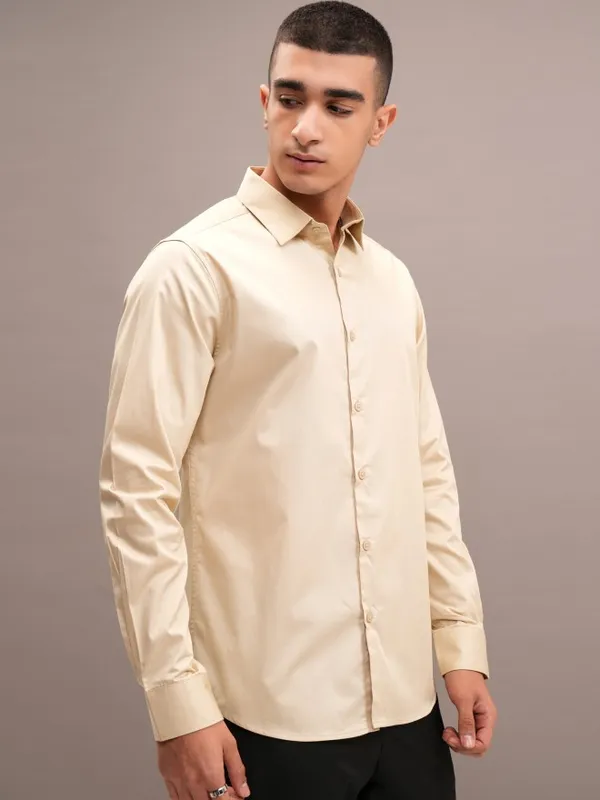 Highlander Men Beige Solid Slim Fit Casual Shirt