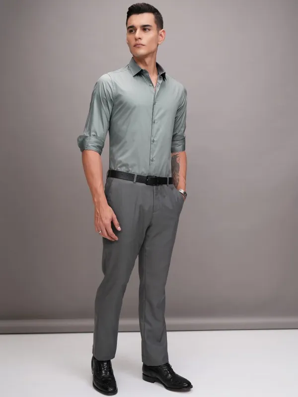Highlander Men Grey Solid Slim Fit Casual Shirt