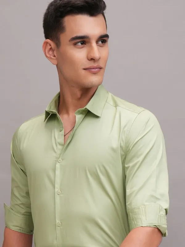 Highlander Men Green Solid Slim Fit Casual Shirt