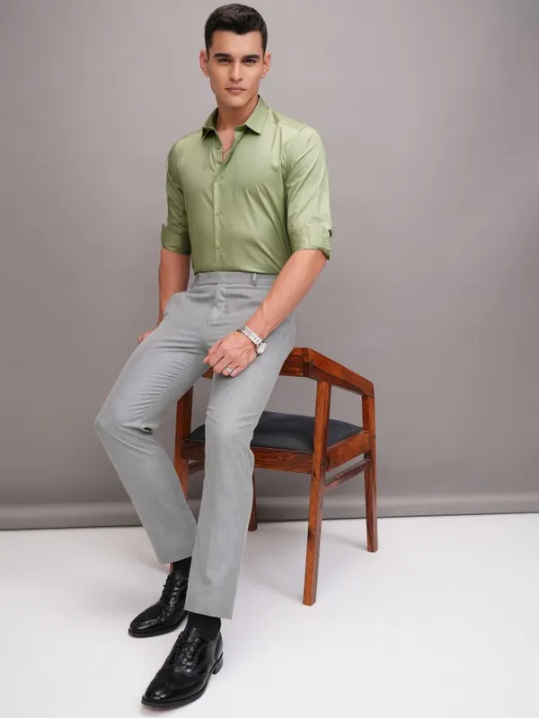 Highlander Men Green Solid Slim Fit Casual Shirt