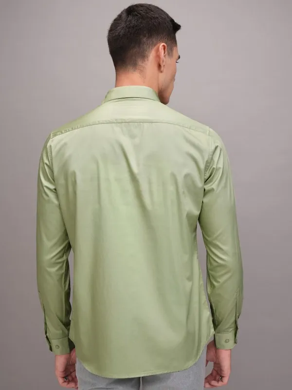Highlander Men Green Solid Slim Fit Casual Shirt