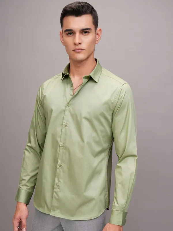 Highlander Men Green Solid Slim Fit Casual Shirt