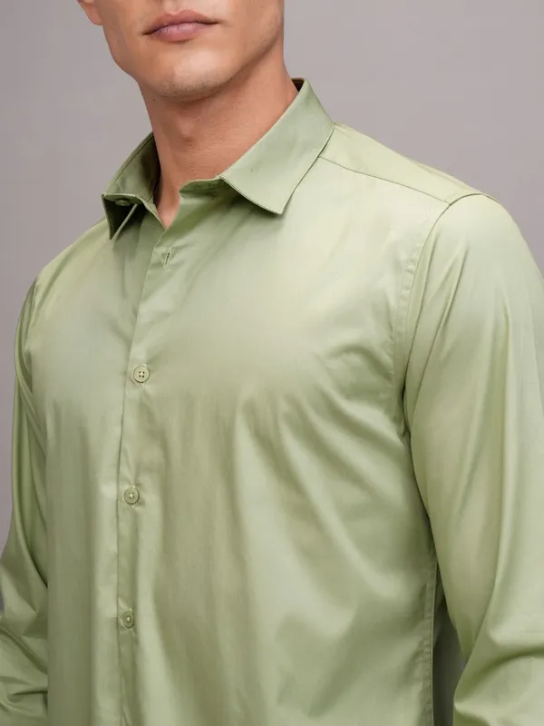 Highlander Men Green Solid Slim Fit Casual Shirt
