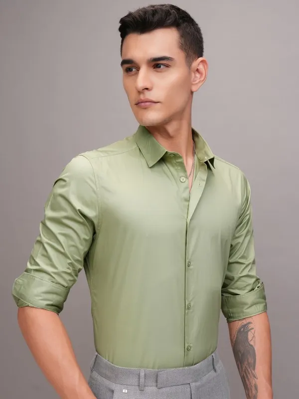 Highlander Men Green Solid Slim Fit Casual Shirt
