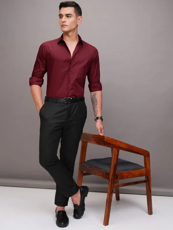 Highlander Men Red Solid Slim Fit Casual Shirt