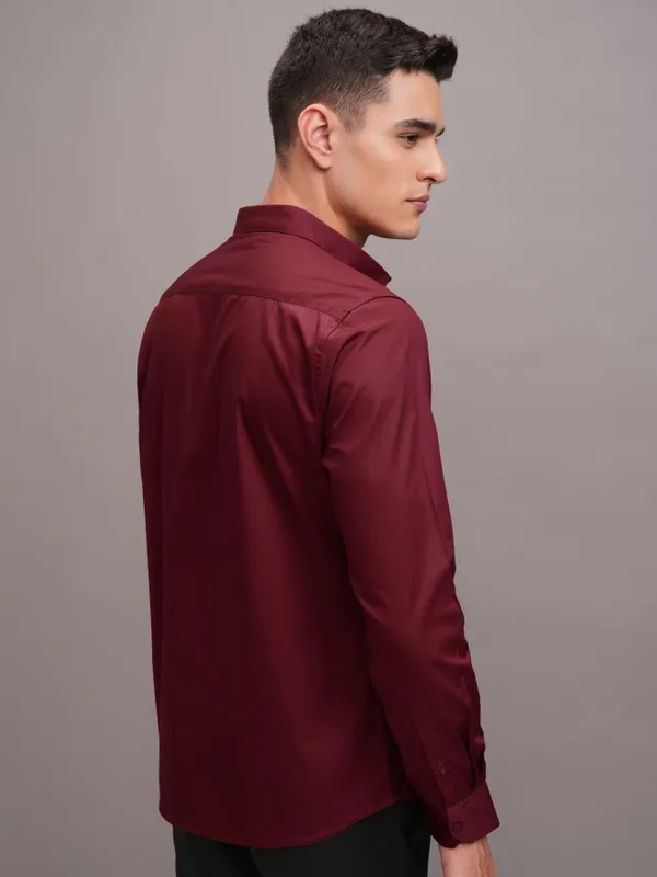Highlander Men Red Solid Slim Fit Casual Shirt