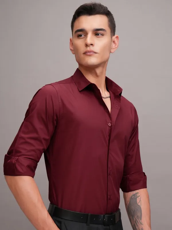 Highlander Men Red Solid Slim Fit Casual Shirt