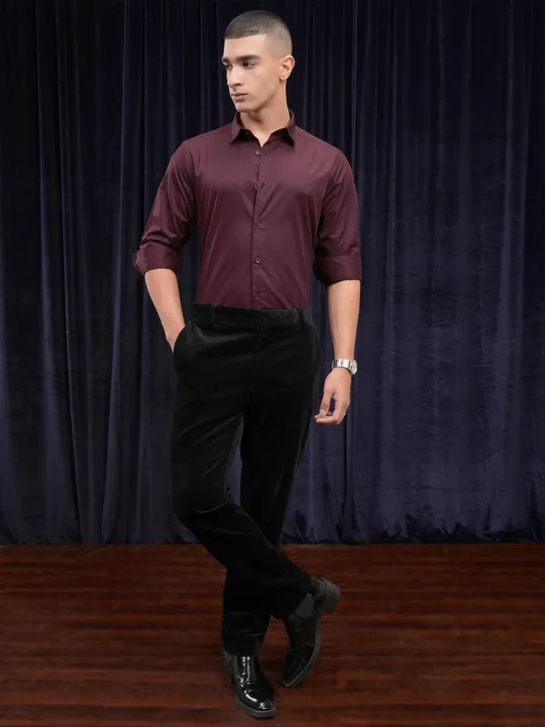 Highlander Men Maroon Solid Slim Fit Casual Shirt