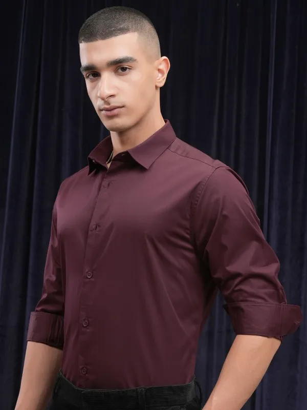 Highlander Men Maroon Solid Slim Fit Casual Shirt