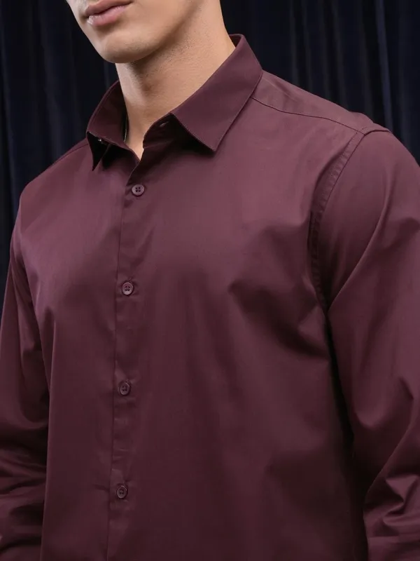 Highlander Men Maroon Solid Slim Fit Casual Shirt