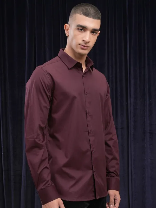 Highlander Men Maroon Solid Slim Fit Casual Shirt