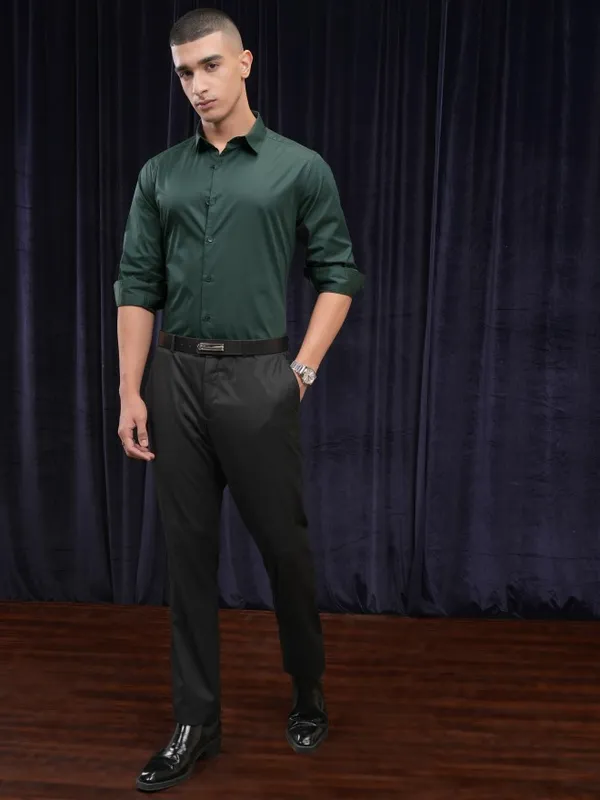 Highlander Men Green Solid Slim Fit Casual Shirt