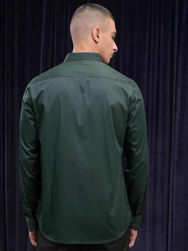 Highlander Men Green Solid Slim Fit Casual Shirt